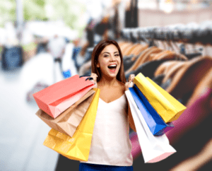 mulher fazendo compras numa loja de roupas