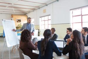 pessoas reunidas numa sala do trabalho