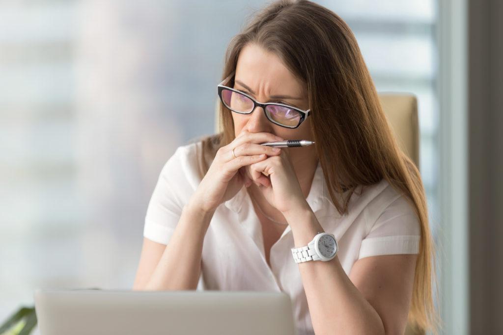 mulher pensando quais as Causas Prováveis para as 5 Causas que fazem você querer mudar de profissão